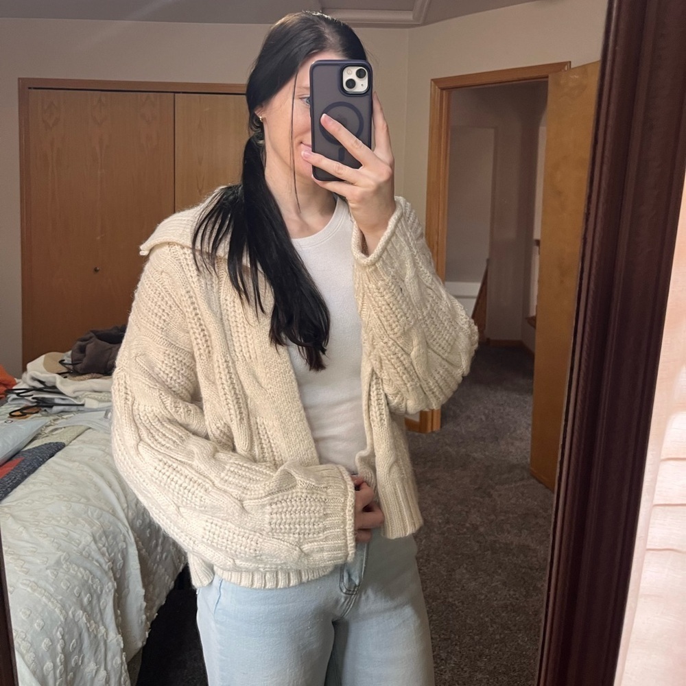 Universal Threads Women’s Cream Chunky Cable Knit Cardigan